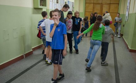 Uczniowie w szkołach jak sardynki w puszce