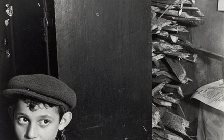 Chłopiec i opał w mieszkaniu w suterenie, ulica Krochmalna, Warszawa, ok. 1935-1938. © Mara Vishniac