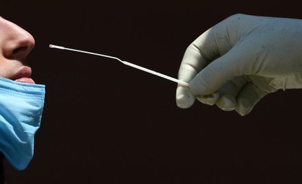 Odmowa poddania się badaniu na koronawirusa: policjant użyje przymusu