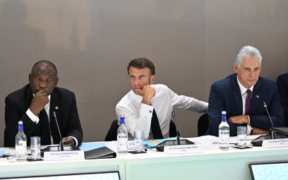 Prezydent RPA Cyril Ramaphosa, prezydent Francji Emmanuel Macron i prezydent Kuby Miguel Diaz-Canel 