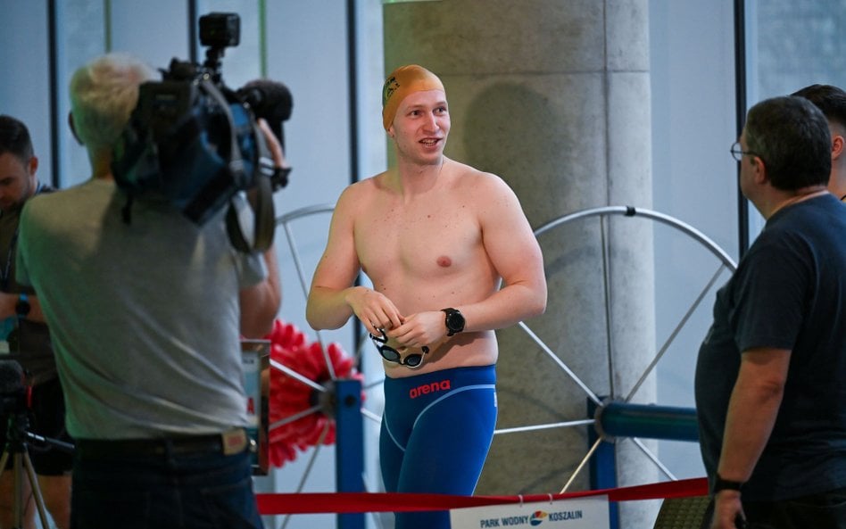 Bartłomiej Kubkowski podczas próby pobicia rekordu świata w 24-godzinnym pływaniu na 25-metrowym bas