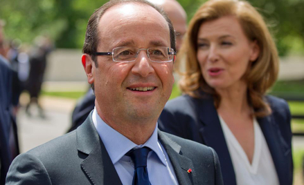 Na pierwszym planie prezydent Francji Francois Hollande, po prawej stronie w tle - jego była partner