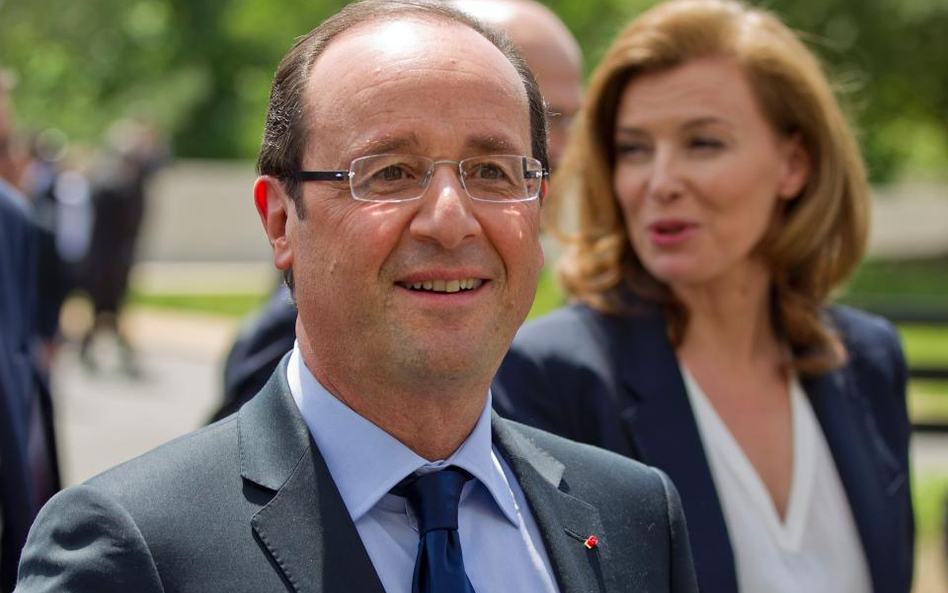 Na pierwszym planie prezydent Francji Francois Hollande, po prawej stronie w tle - jego była partner