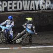 Nicki Pedersen (kask niebieski) walczył z Taiem Woffindenem (żółty) nawet po zakończeniu półfinału