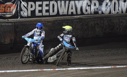 Nicki Pedersen (kask niebieski) walczył z Taiem Woffindenem (żółty) nawet po zakończeniu półfinału