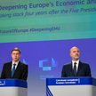 Valdis Dombrovskis, wiceprzewodniczący Komisji Europejskiej (z lewej) i Pierre Moscovici, komisarz d
