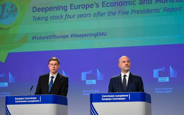 Valdis Dombrovskis, wiceprzewodniczący Komisji Europejskiej (z lewej) i Pierre Moscovici, komisarz d