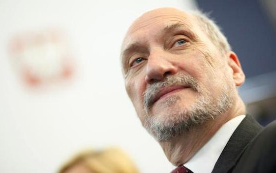 Macierewicz bez odpowiedzi