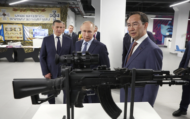 Prezydent Rosji Władimir Putin w towarzystwie przywódcy Republiki Sacha Aisena Nikołajewa dokonuje p