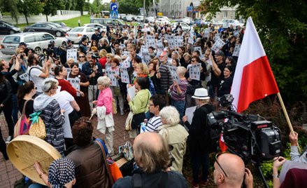 Kobiety protestują przed siedzibą PiS