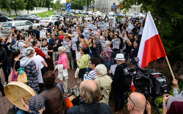 Kobiety protestują przed siedzibą PiS