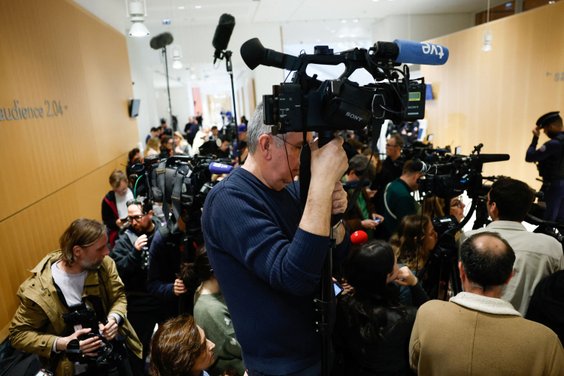 Dziennikarze oczekujący na werdykt sądu w Paryżu w sprawie procesu, w którym Marine Le Pen była jedn