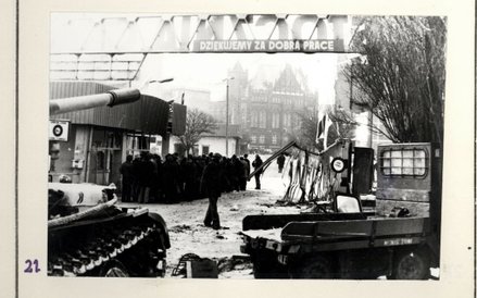 16 grudnia do Stoczni Gdańskiej im. Lenina wkroczyło wojsko wspomagane m.in. czołgami.