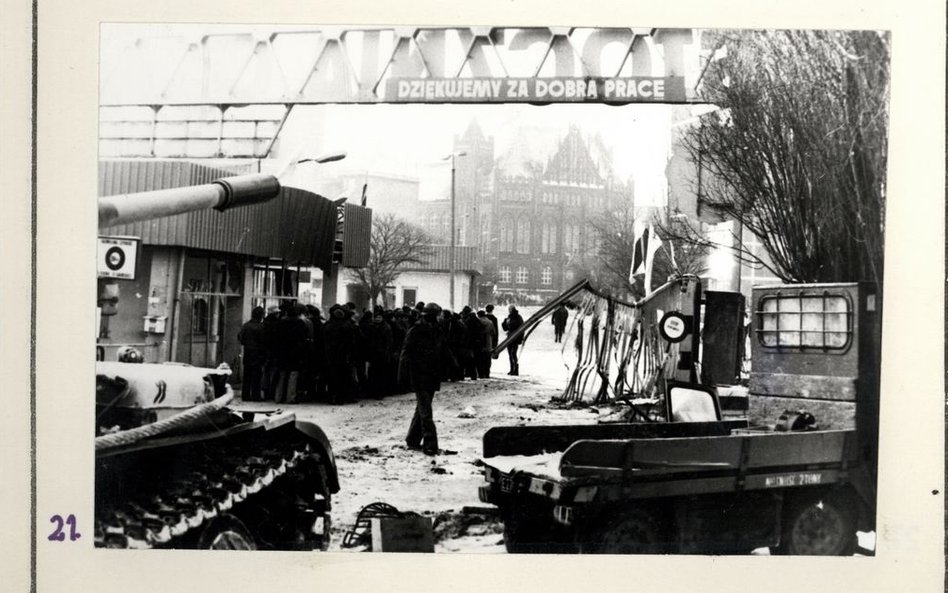 16 grudnia do Stoczni Gdańskiej im. Lenina wkroczyło wojsko wspomagane m.in. czołgami.