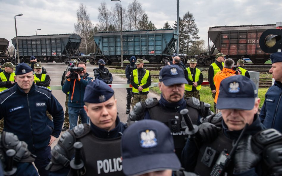 Policja przy przejeździe kolejowym w Hrubieszowie