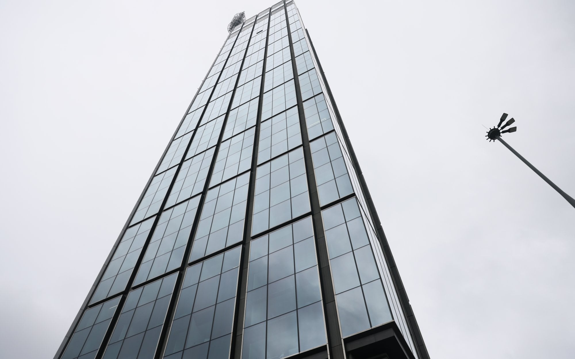 Incydent w Varso Tower. Szyba runęła z 28 piętra najwyższego budynku w UE
