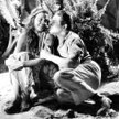 ?Bodo zaręczył się z ekscentryczną aktorką amatorką, Tahitanką Reri (właśc. Anne Chevalier), z którą