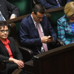 Posłanka PiS Elżbieta Witek (L) i były premier Mateusz Morawiecki (C) na sali obrad Sejmu