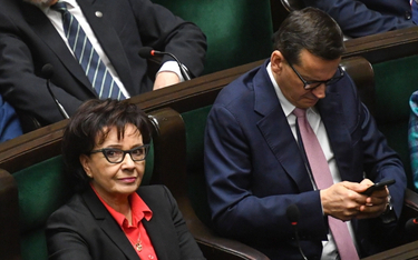 Posłanka PiS Elżbieta Witek (L) i były premier Mateusz Morawiecki (C) na sali obrad Sejmu
