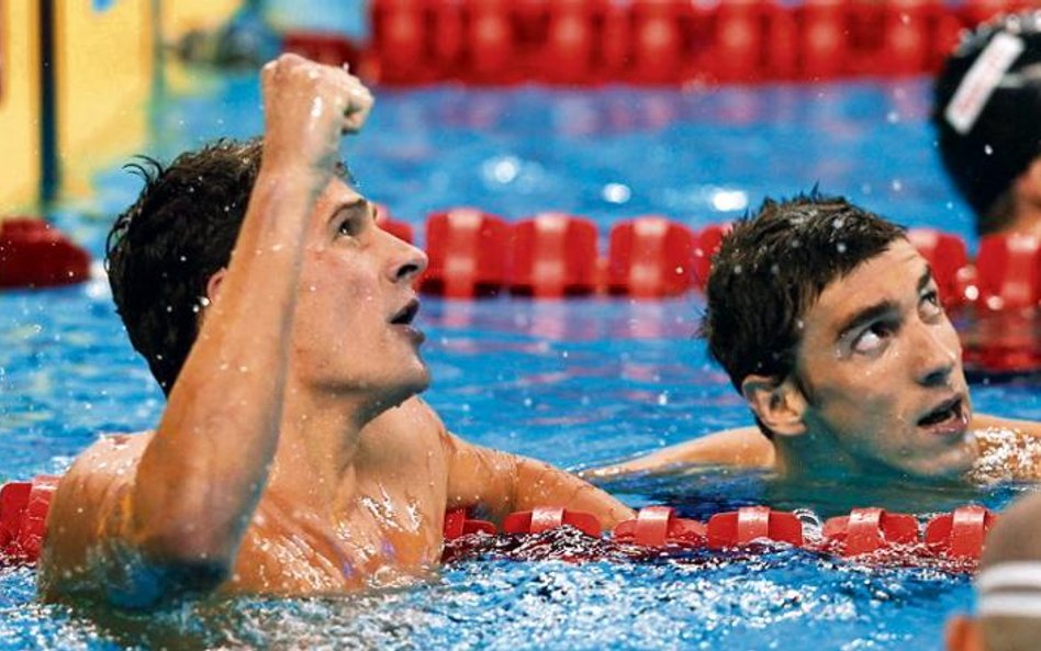 Lochte (z lewej) i Phelps po finale 200 m st. zm. (fot. Wong Maye)