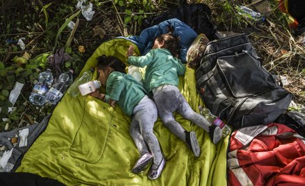 Dzieci uchodźców śpią na węgiersko-serbskiej granicy w pobliżu miasta Horgoš