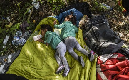 Dzieci uchodźców śpią na węgiersko-serbskiej granicy w pobliżu miasta Horgoš