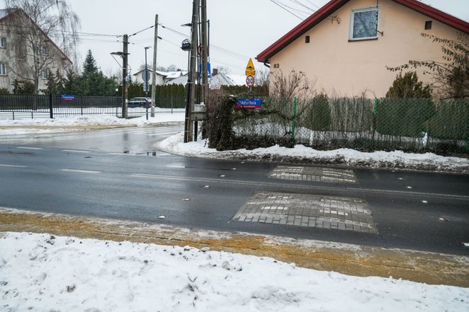 Na ul. Mehoffera ZDM zamontował progi zwalniające przed dziewięcioma przejściami dla pieszych.