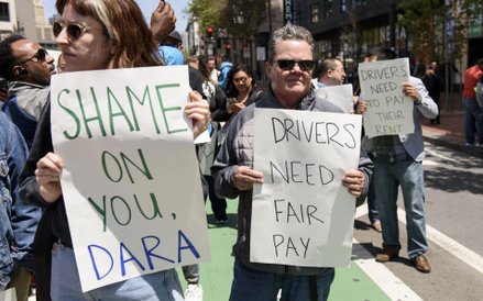 Kierowcy Ubera domagają się wyższej zapłaty za pracę.