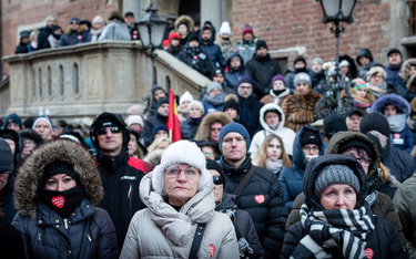 Zgromadzeni przed Bazyliką Mariacką w czasie uroczystości pogrzebowych Pawła Adamowicza w Gdańsku