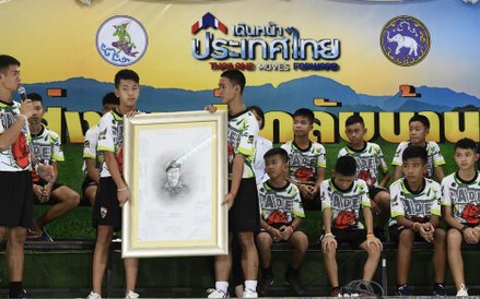 "Dzikie dziki" ze zdjęciem Samana Kunana, byłego nurka Navy Seal, który zginął w trakcie operacji ra