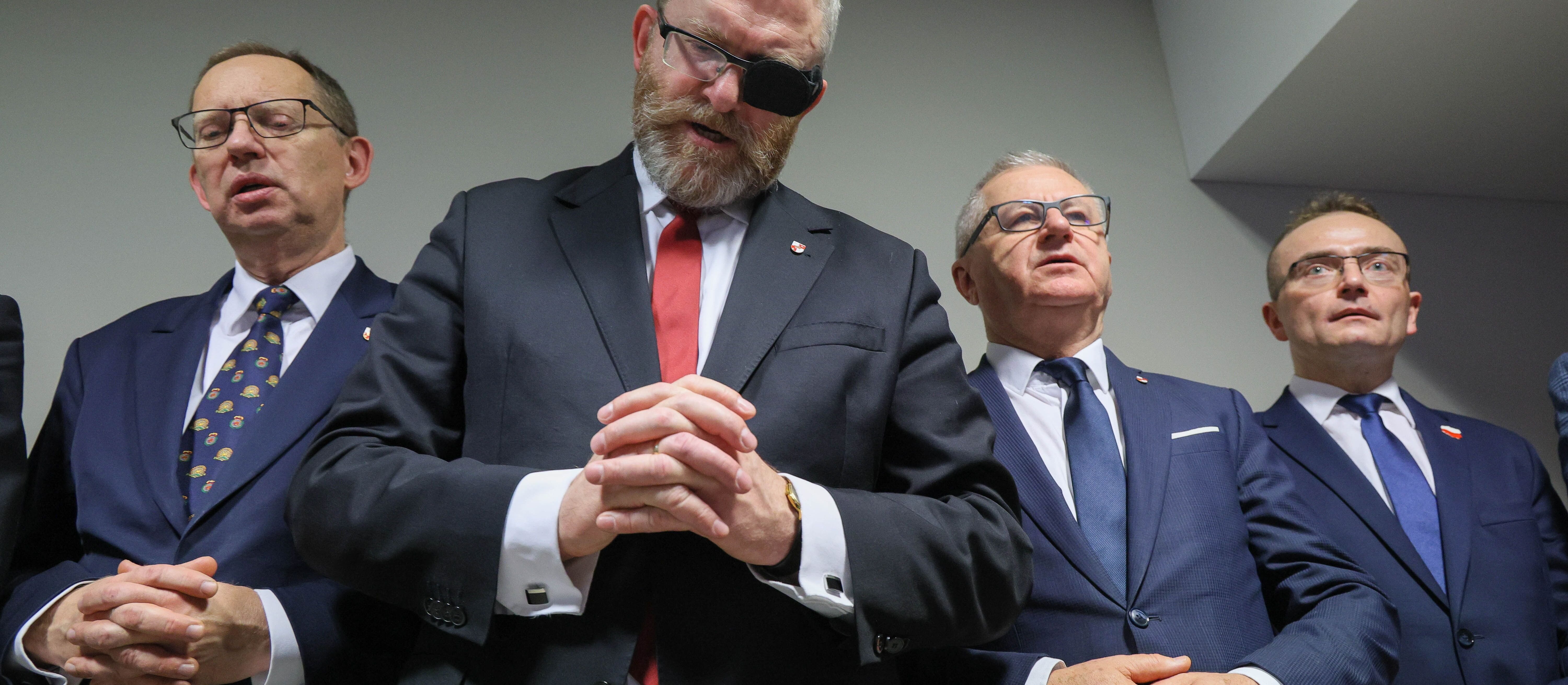 Ruszył proces Grzegorza Brauna za zgaszenie gaśnicą świec chanukowych. Co mówił przed sądem?