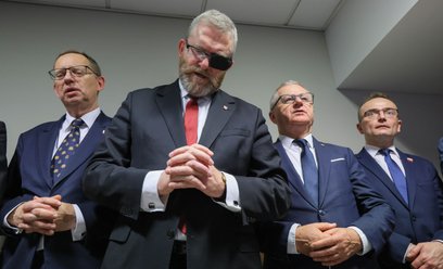 Europoseł Grzegorz Braun (2L), poseł Konfederacji Włodzimierz Skalik (2P), lider ruchu Bezpartyjni S