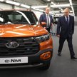 Władimir Putin ogląda elektrycznego SUV-a Łada e-Niva podczas wizyty w fabryce Avtovaz w Togliatti