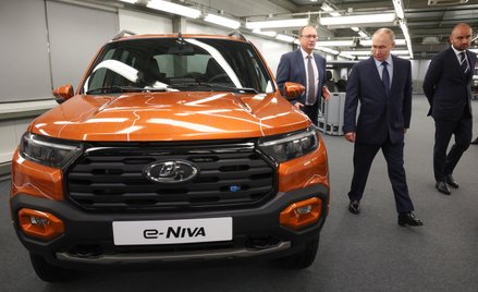 Władimir Putin ogląda elektrycznego SUV-a Łada e-Niva podczas wizyty w fabryce Avtovaz w Togliatti