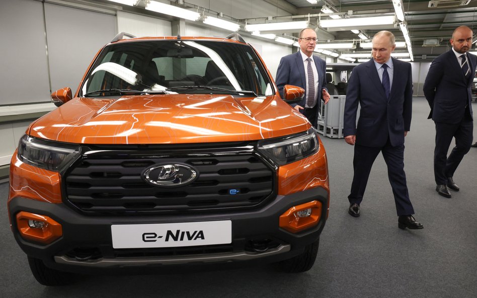 Władimir Putin ogląda elektrycznego SUV-a Łada e-Niva podczas wizyty w fabryce Avtovaz w Togliatti