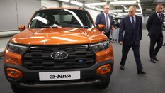 Władimir Putin ogląda elektrycznego SUV-a Łada e-Niva podczas wizyty w fabryce Avtovaz w Togliatti