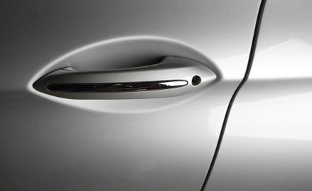 Wynajem aut: nie ma VAT, gdy klient płaci za rysę na karoserii