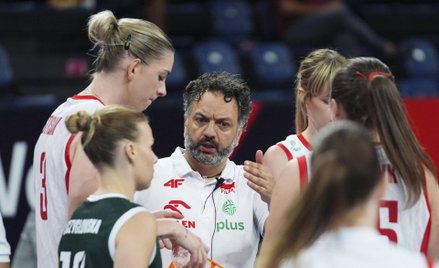 Stefano Lavarini z zawodniczkami reprezentacji Polski