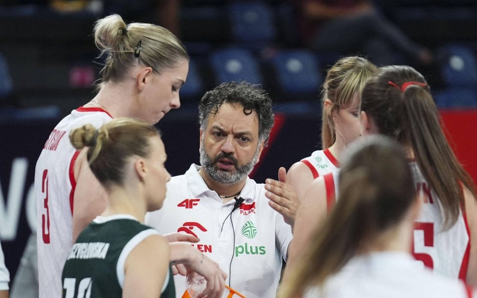 Stefano Lavarini z zawodniczkami reprezentacji Polski