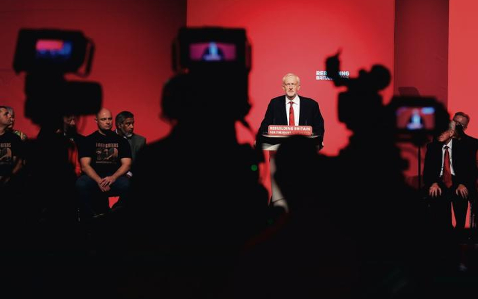 Z czerwonym mu do twarzy. Wielu obawia się, że pomysły Jeremy’ego Corbyna, m.in. podwyżka podatków i