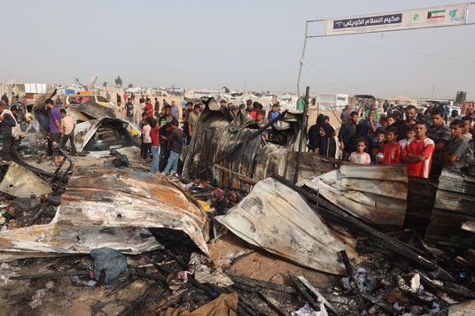 Palestyńczycy na miejscu ataku Izraela w Rafah, gdzie zginęło kilkadziesiąt osób