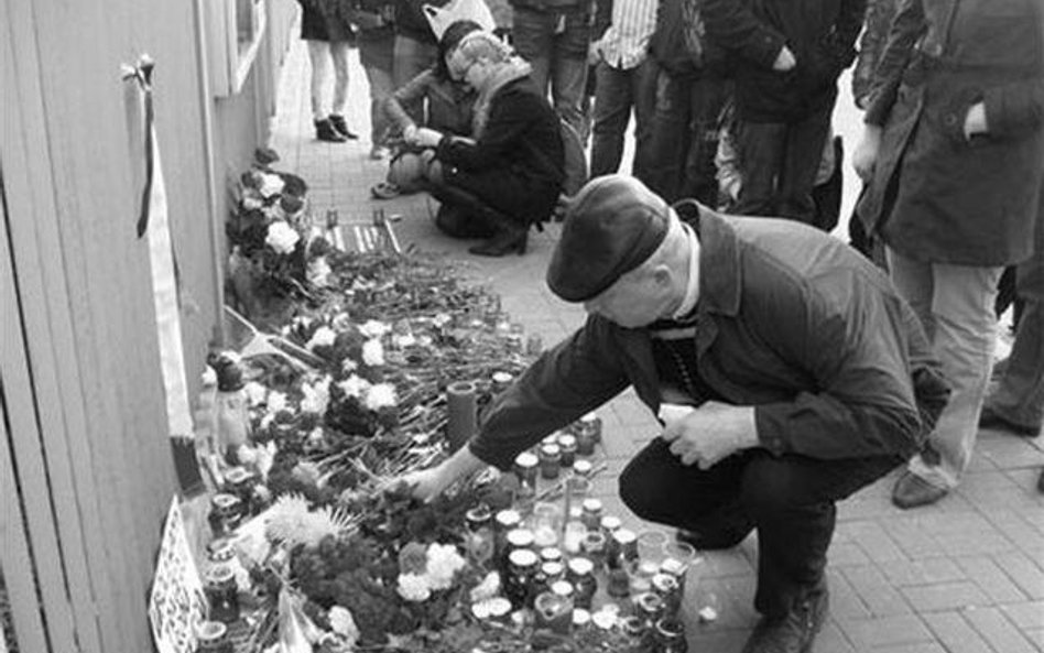 Mieszkańcy Mińska składają kwiaty pod polską ambasadą