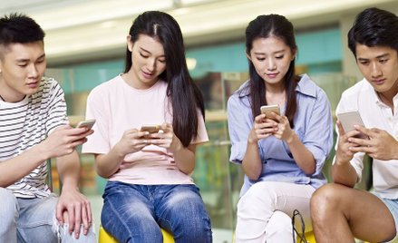 Korea Południowa: Aplikacja ostrzeże smartfonowych zombie przed zbliżaniem się do przejścia dla pies
