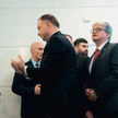 Czy prezydent mógłby umywać ręce od walki z epidemią? Opozycja zarzuca mu przesadę w drugą stronę: b