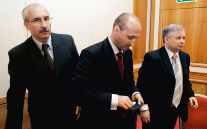 Cezary Mech (pierwszy z lewej) z Kazimierzem Marcinkiewiczem i Jarosławem Kaczyńskim podczas konfere