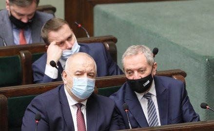 Minister rolnictwa i rozwoju wsi Henryk Kowalczyk (z prawej) oraz minister aktywów państwowych Jacek