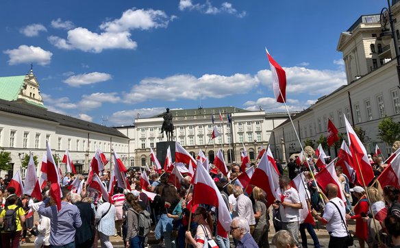 Zwolennicy Karola Nawrockiego przed Pałacem Prezydenckim