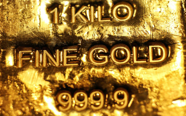 W tym roku notowania ropy naftowej, gazu czy miedzi szorują po dnie. Do łask inwestorów wraca złoto.