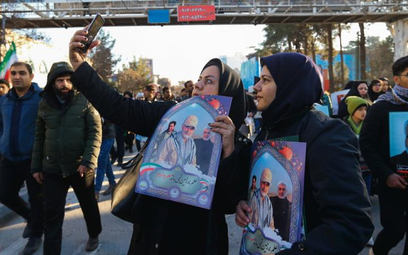 Uroczystości żałobne na cześć generała Kasema Sulejmaniego w Teheranie przyciągnęły ponad 1 mln ludz