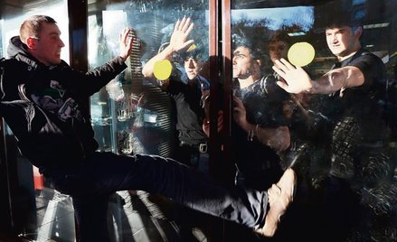 W czasie niedzielnych zamieszek jeden z uczestników demonstracji próbował rozbić szybę w centrum han
